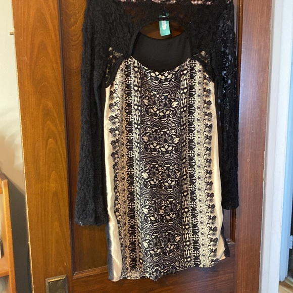 Brand new Maurice’s long lace flare sleeves and cut out in back 😍😍 ‼️FLAW‼️ - Picture 11 of 12